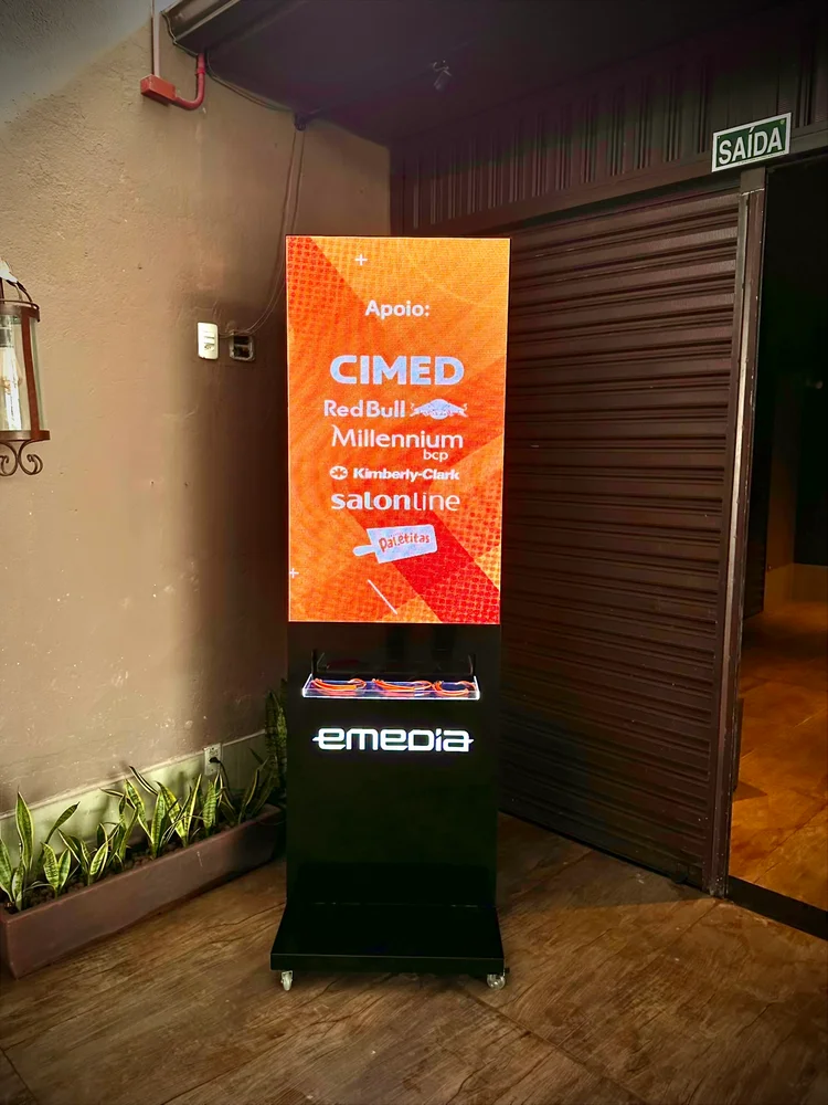Totem Emedia exibindo marcas apoiadoras de evento